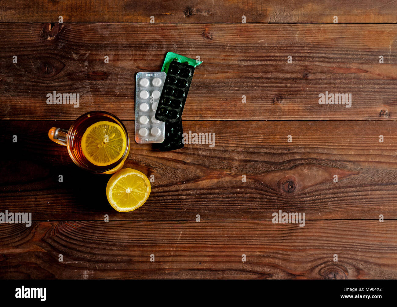 L'influenza stagionale: pillole, tè con limone. Vista da sopra Foto Stock