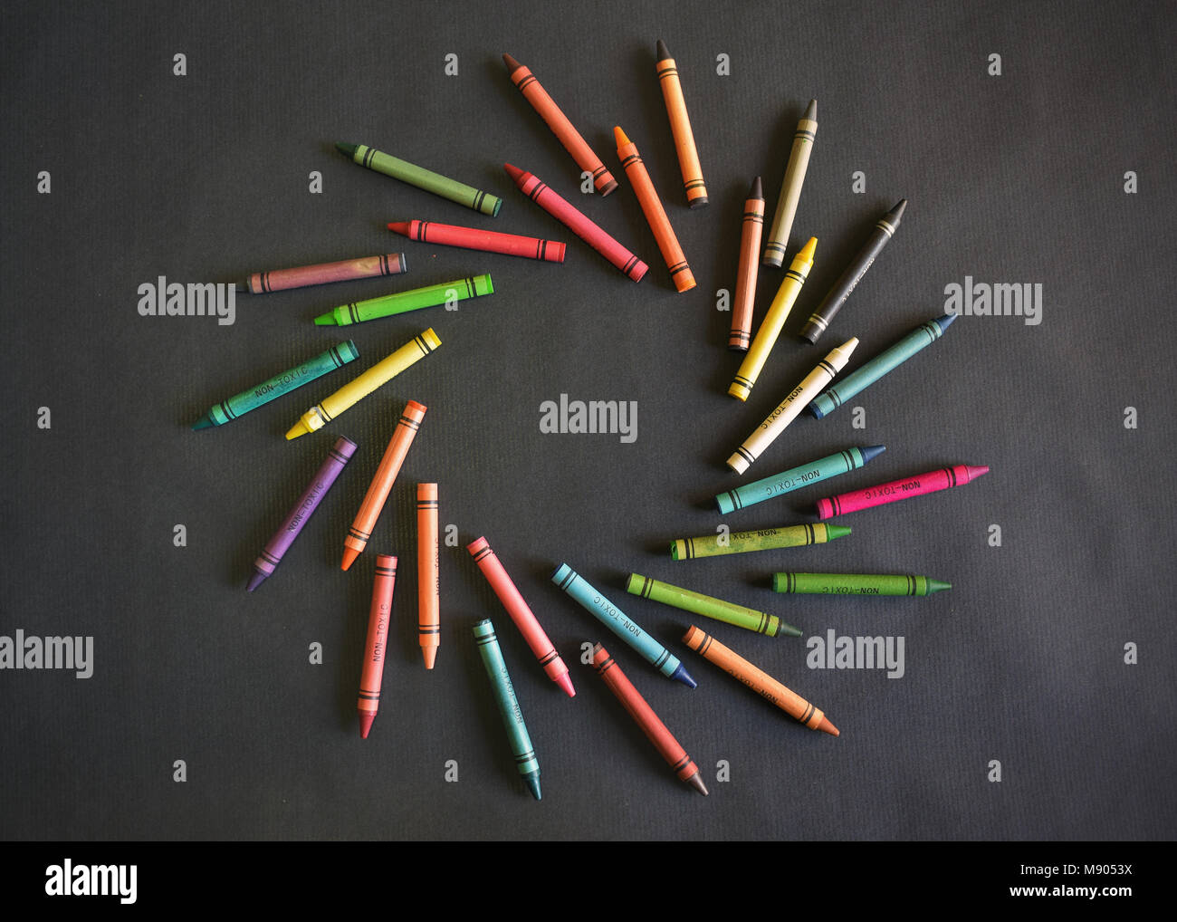 Colore vortice formato da cere di colorazione. Effetto di movimento. Coloratissima graphic design risorse e gli sfondi. Cerchio della ruota dei colori. Foto Stock