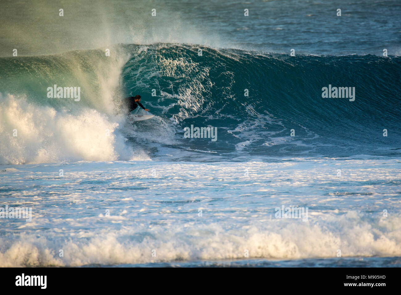 2018-02-28: Corralejo Fuerteventura - surf atleta sessione di formazione Foto Stock