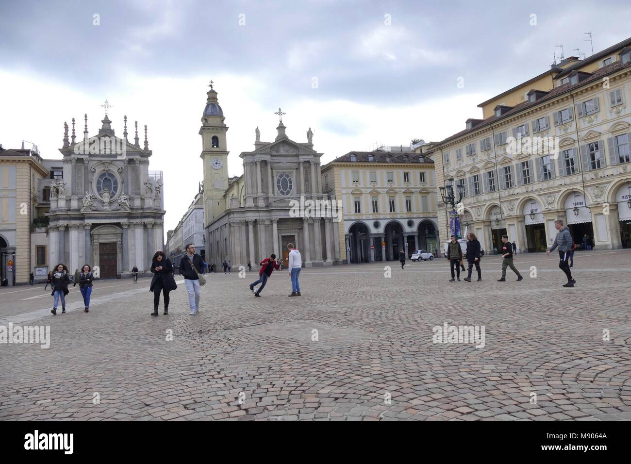 Gruppo di adolescenti gli studenti giocano a calcio in aulico piazza San Carlo durante una pausa dei beni culturali scuola di viaggio Torino Italia 12 Marzo 2018 Foto Stock