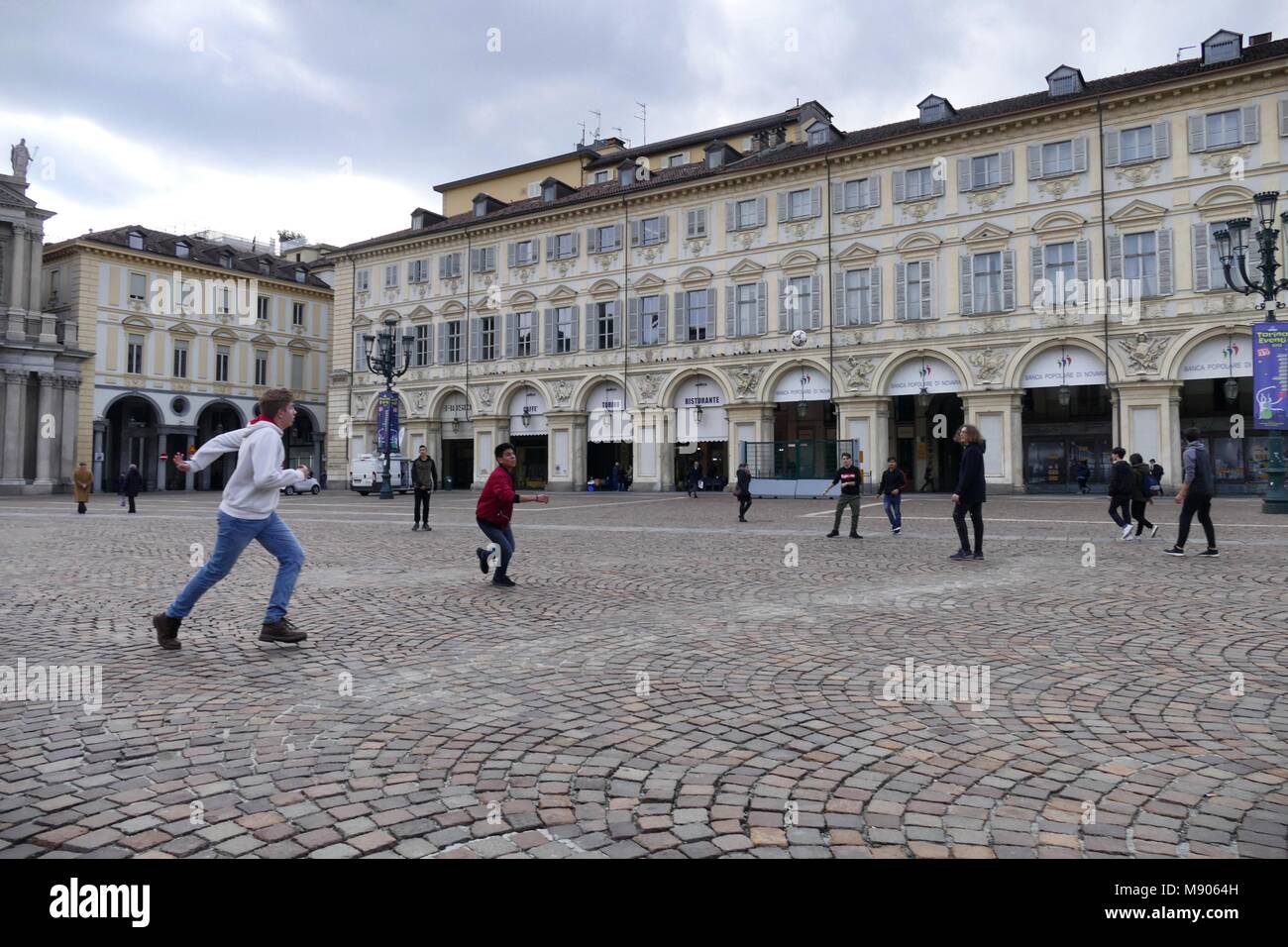 Gruppo di adolescenti gli studenti giocano a calcio in aulico piazza San Carlo durante una pausa dei beni culturali scuola di viaggio Torino Italia 12 Marzo 2018 Foto Stock
