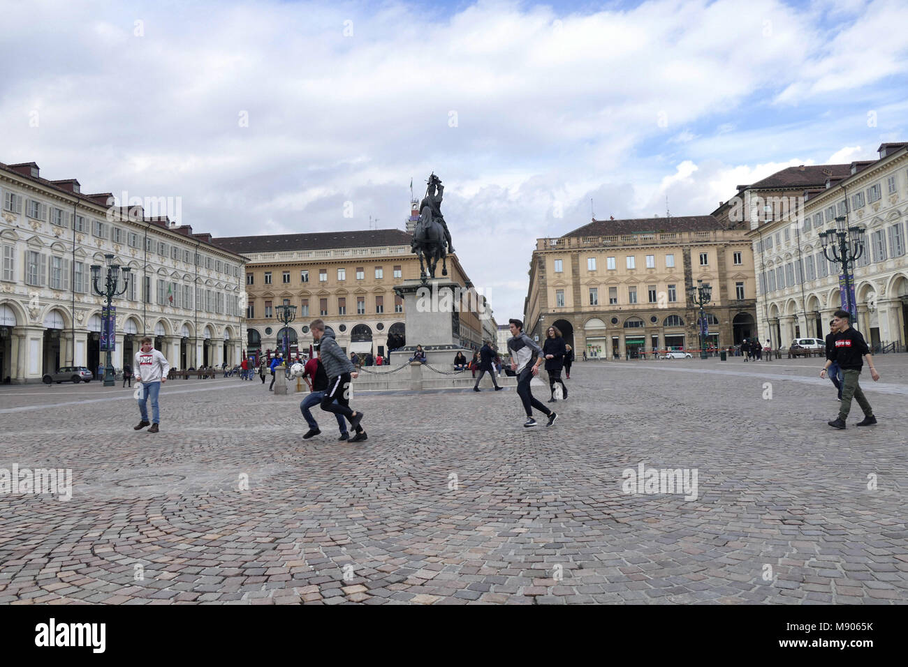 Gruppo di adolescenti gli studenti giocano a calcio in aulico piazza San Carlo durante una pausa dei beni culturali scuola di viaggio Torino Italia 12 Marzo 2018 Foto Stock