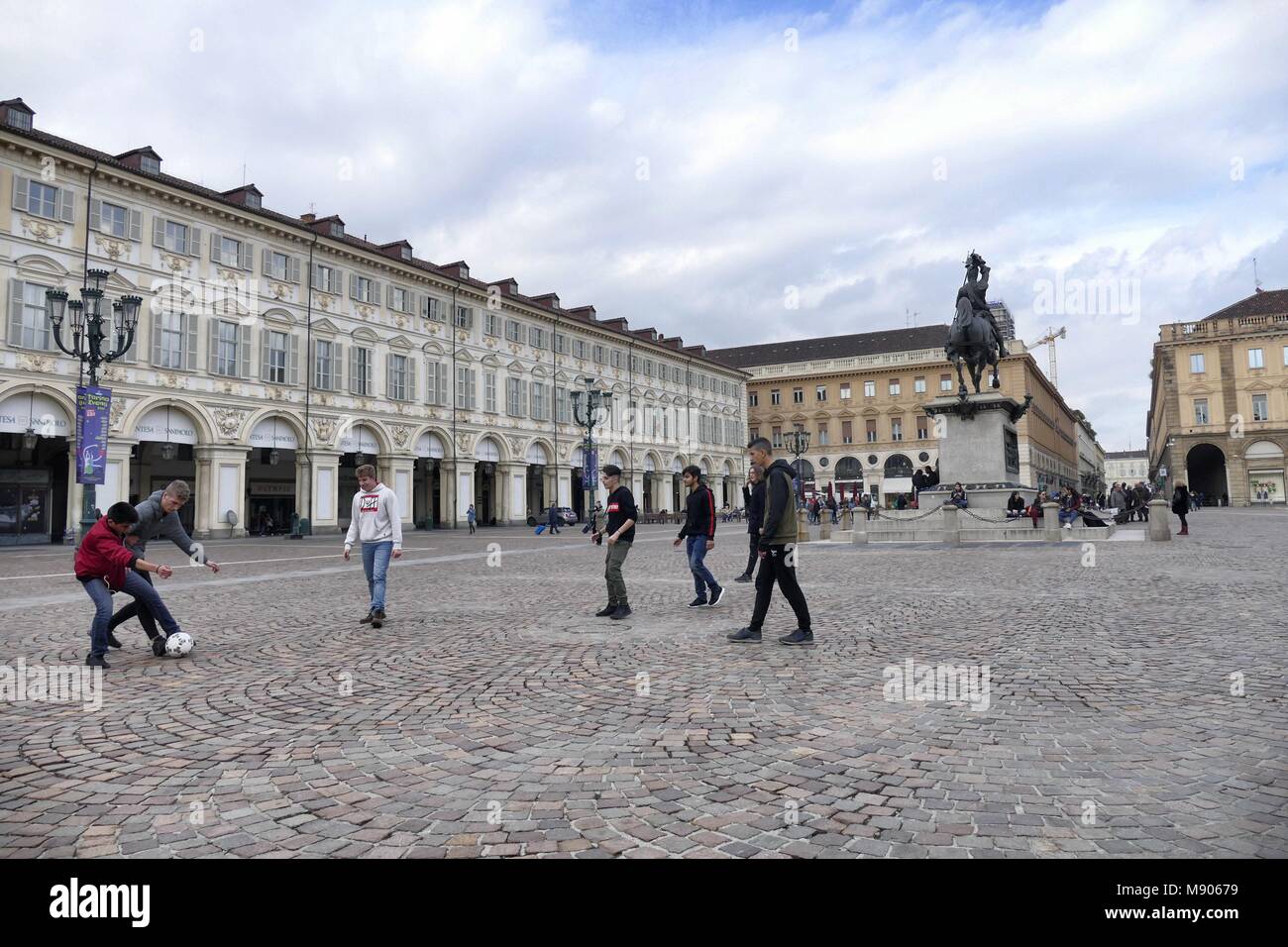 Gruppo di adolescenti gli studenti giocano a calcio in aulico piazza San Carlo durante una pausa dei beni culturali scuola di viaggio Torino Italia 12 Marzo 2018 Foto Stock