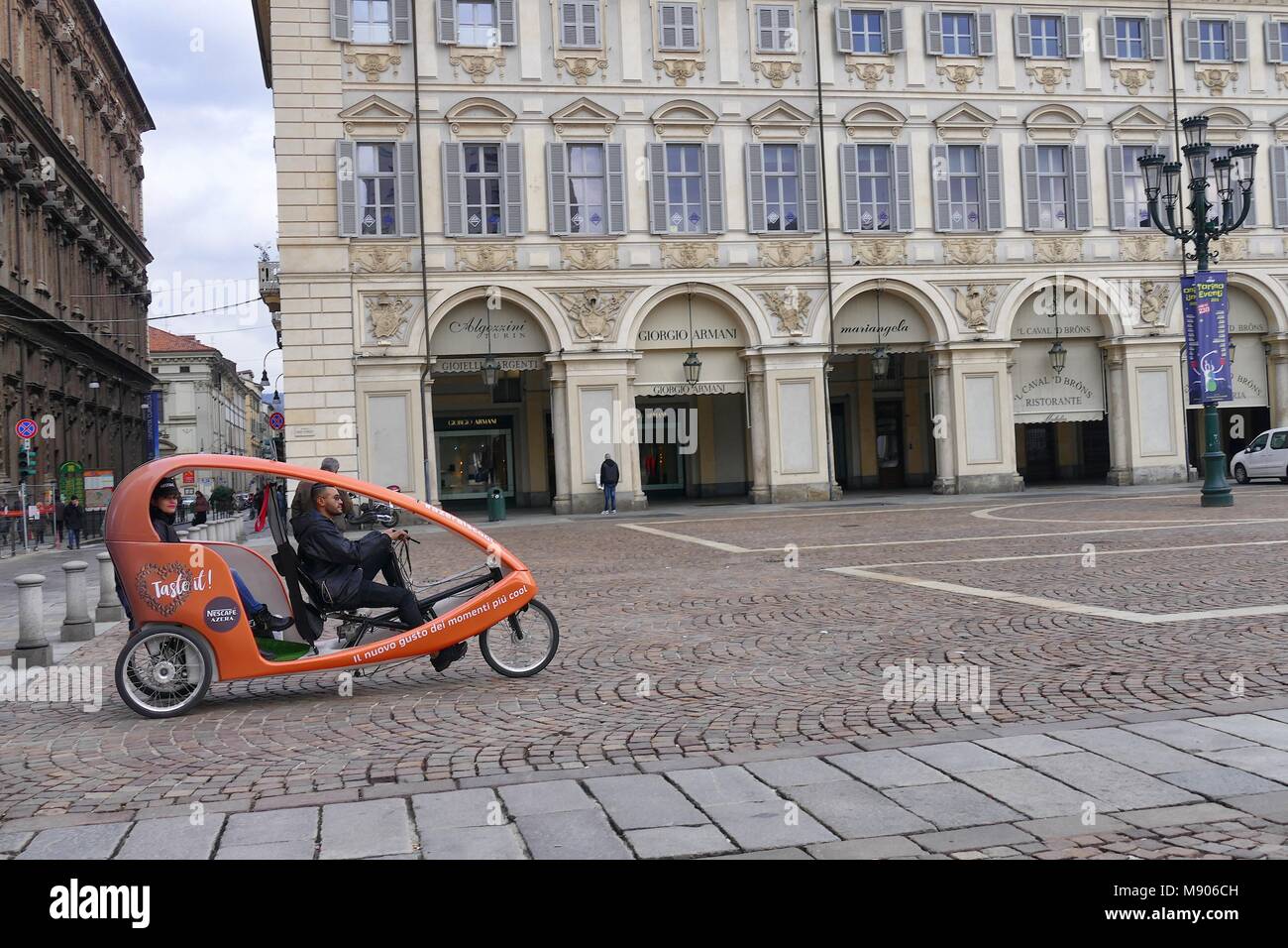 Il moderno risciò elettrico Veloleo ambiente amichevole con i driver di personale per visite guidate della città Torino Italia 12 Marzo 2018 Foto Stock