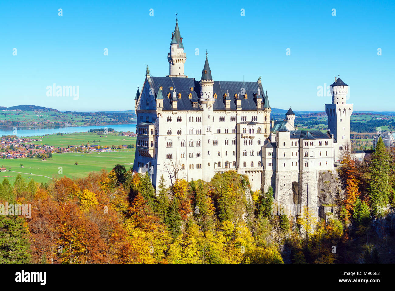 La Baviera, Germania - 15 Ottobre 2017: Il Castello di Neuschwanstein e le montagne delle Alpi a caduta Foto Stock