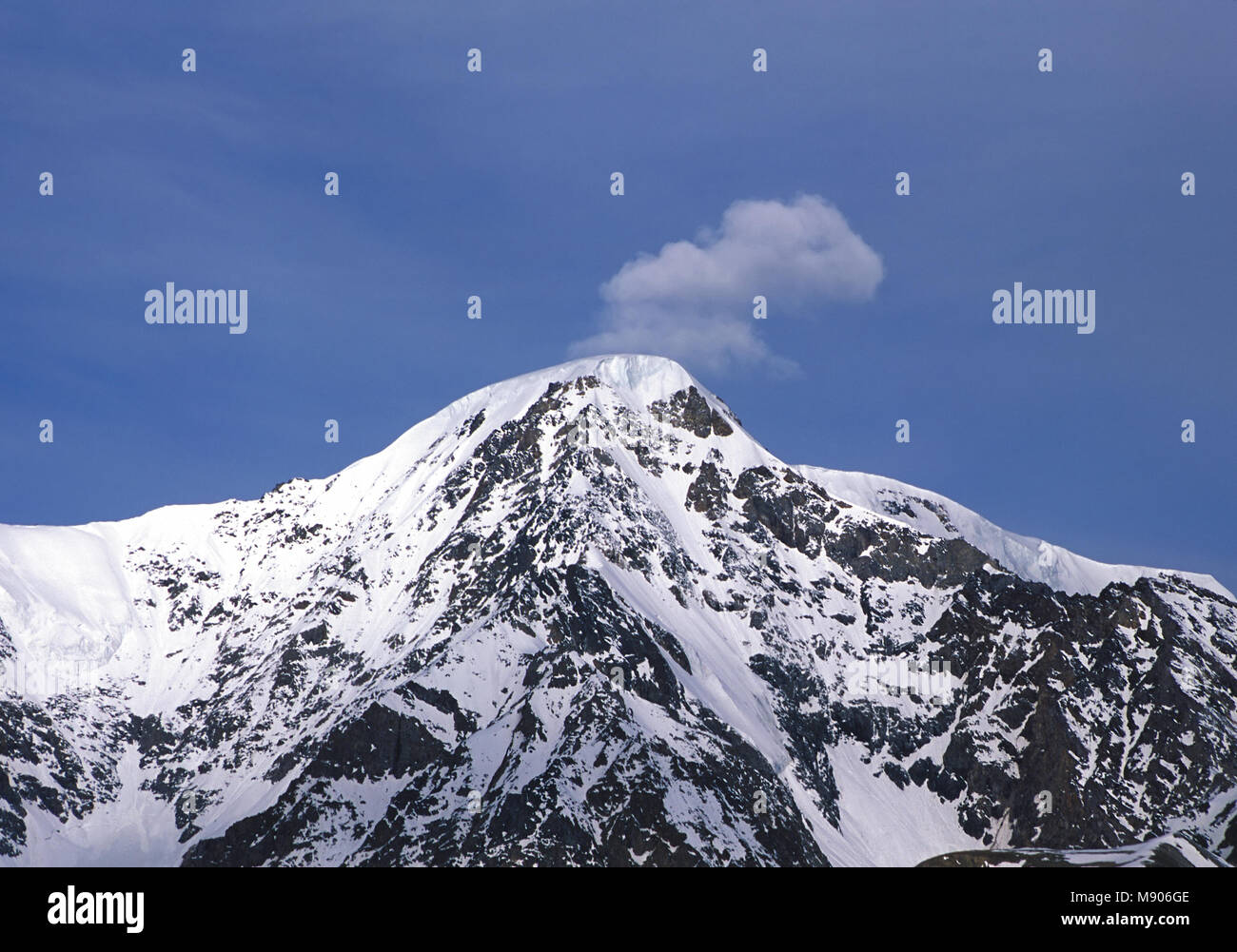 Snow-capped mountain con cloud singola sulla parte superiore Foto Stock