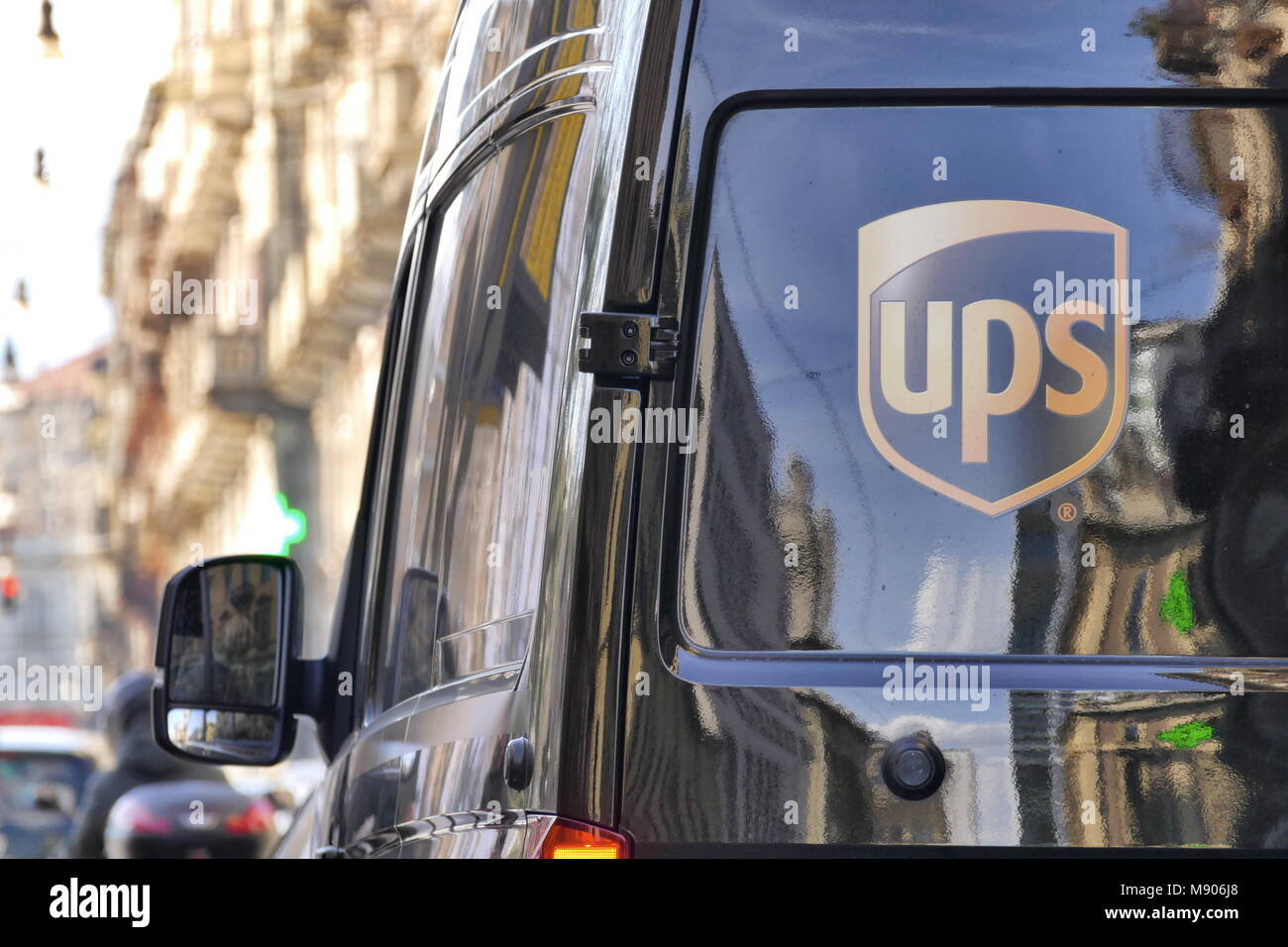 UPS Parcel service carrello vicino la vista dal retro del centro di guida durante il giro di recapito Torino Italia il 15 marzo 2018 Foto Stock