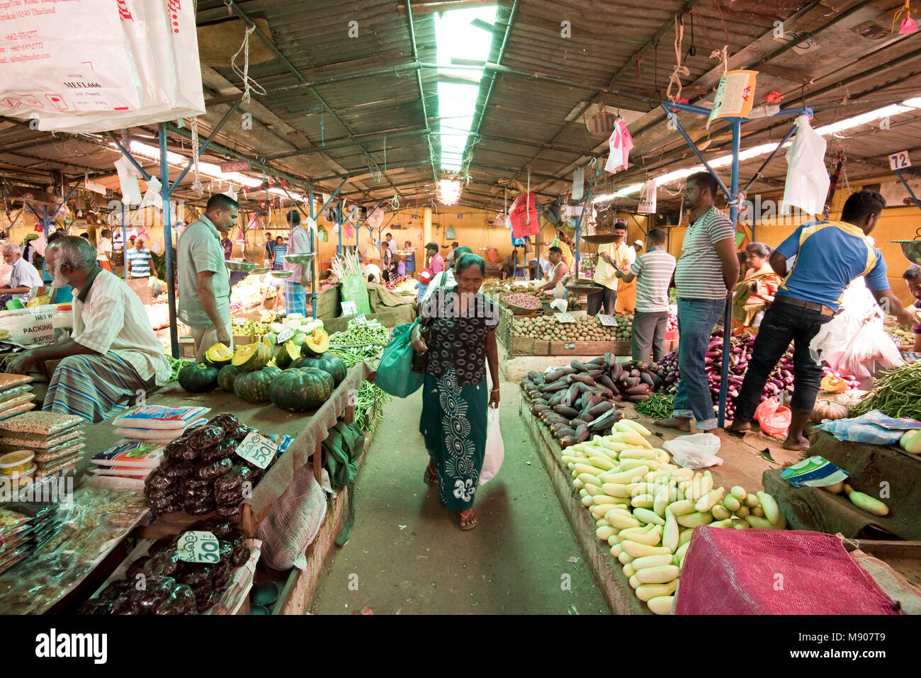 Mercato di frutta e verdura nel centro di Kandy che mostra la popolazione locale shoppingand acquisto di produrre. Foto Stock