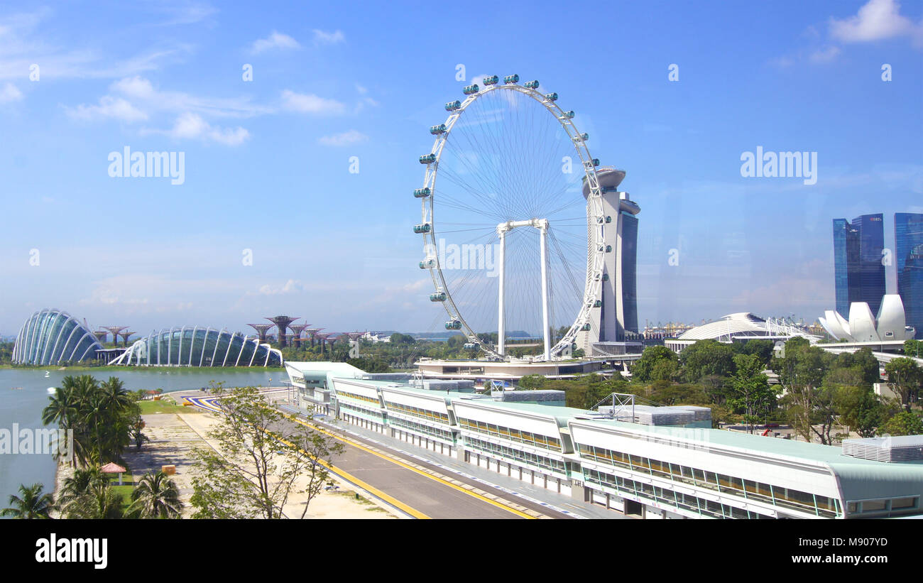 SINGAPORE - 2 APR 2015: vista aerea di Singapore Flyer e pit lane di Formula One Racing tracciato di Marina Bay district Foto Stock