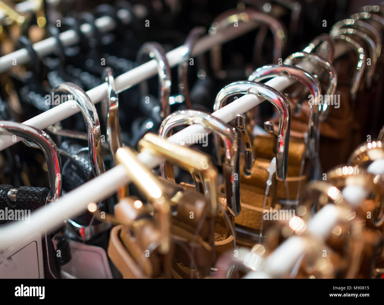 Scintillante di fibbie cinture cintura sul rack Foto Stock