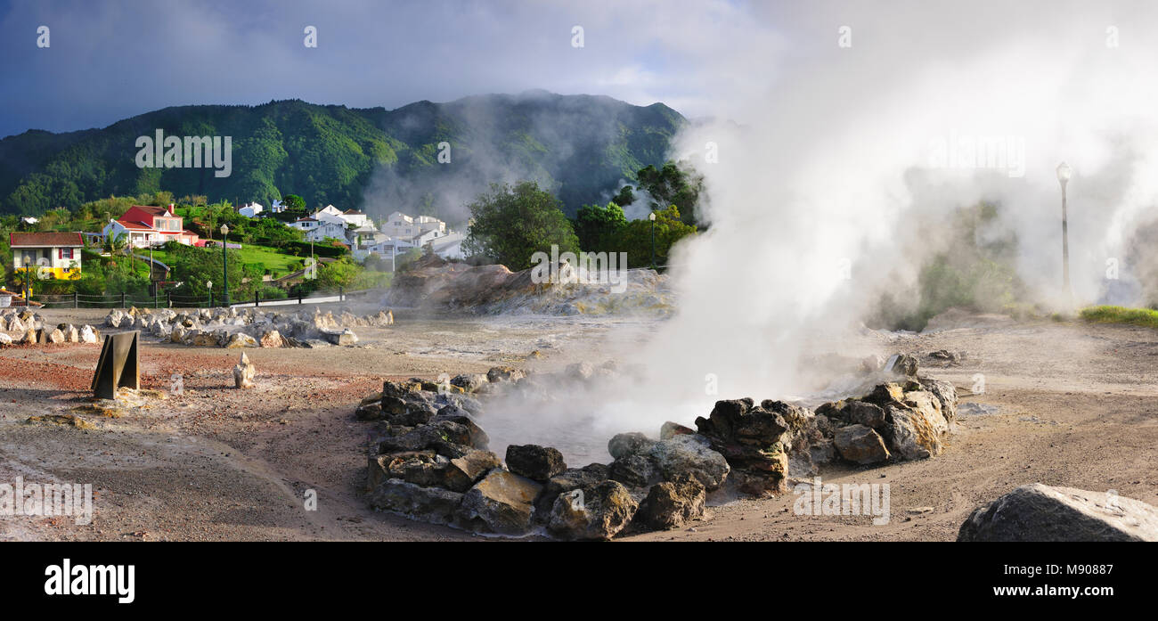 Attività vulcanica di fango bollente e acqua a Furnas. São Miguel, isole Azzorre. Portogallo Foto Stock