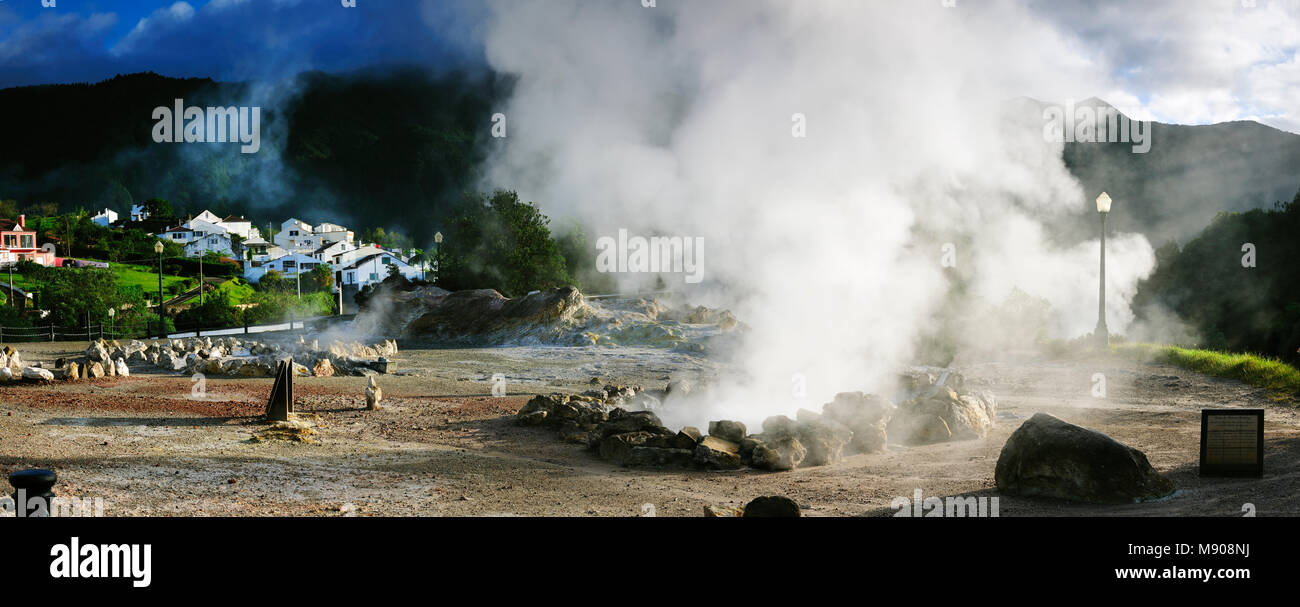 Attività vulcanica di fango bollente e acqua a Furnas. São Miguel, isole Azzorre. Portogallo Foto Stock