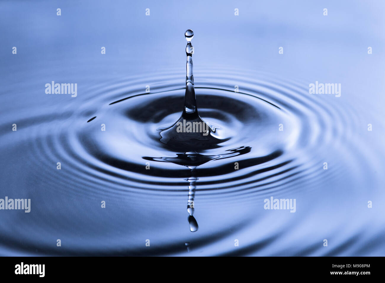 Goccia d'acqua, l'acqua è blu Foto Stock