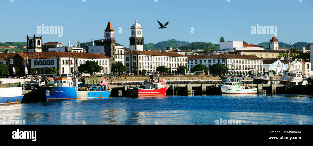 Ponta Delgada centro storico vista dal mare. São Miguel, isole Azzorre, Portogallo Foto Stock