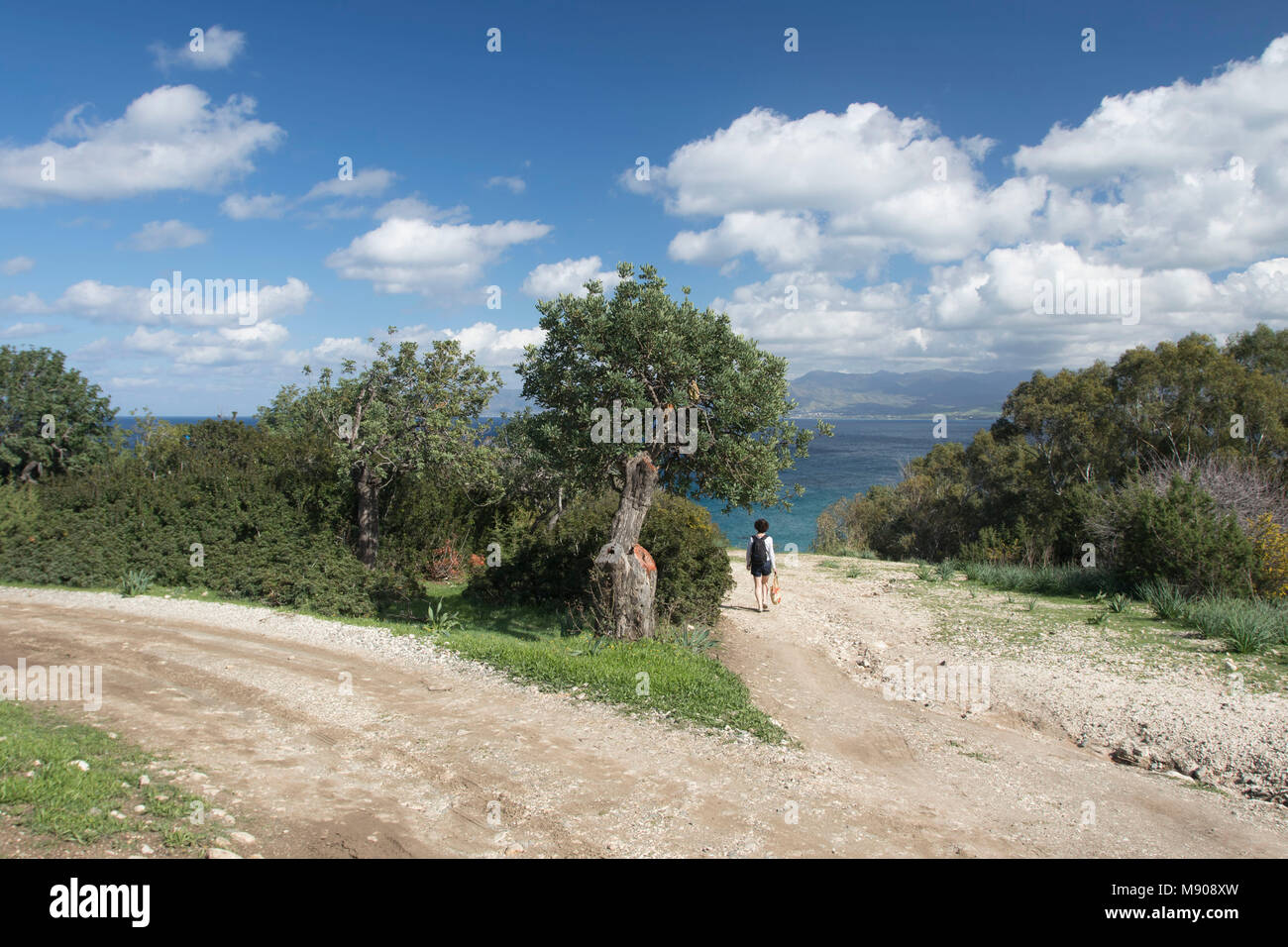 Turista singolo camminando nel sole di primavera sulla penisola di Akamas vicino a Polis, Cipro, Mediterranea Foto Stock