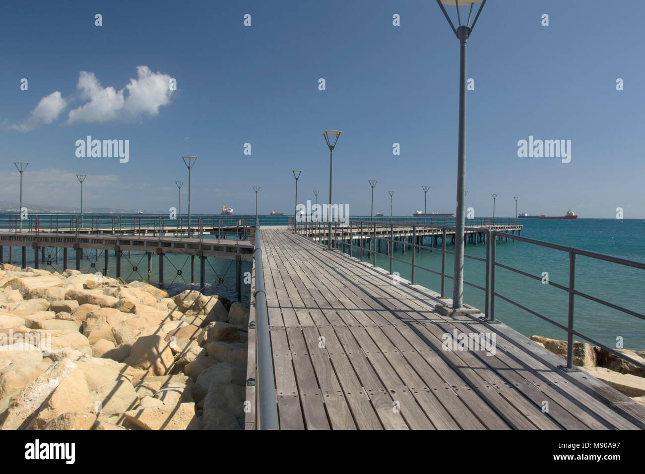 Il Boardwalk e lampione spento il Limmasol promenade in primavera, Cipro, Mediterranea Foto Stock