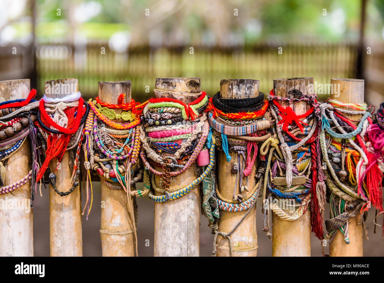 Braccialetti colorati lasciati dai visitatori presso il sito di una massa grave, Choeung Ek Killing Fields genocidio centro, Phnom Penh, Cambogia, sito in cui decine di migliaia di persone in Cambogia sono stati uccisi dalla Khymer Rouge sotto gli ordini di Pol Pot da 1975-1979. Foto Stock