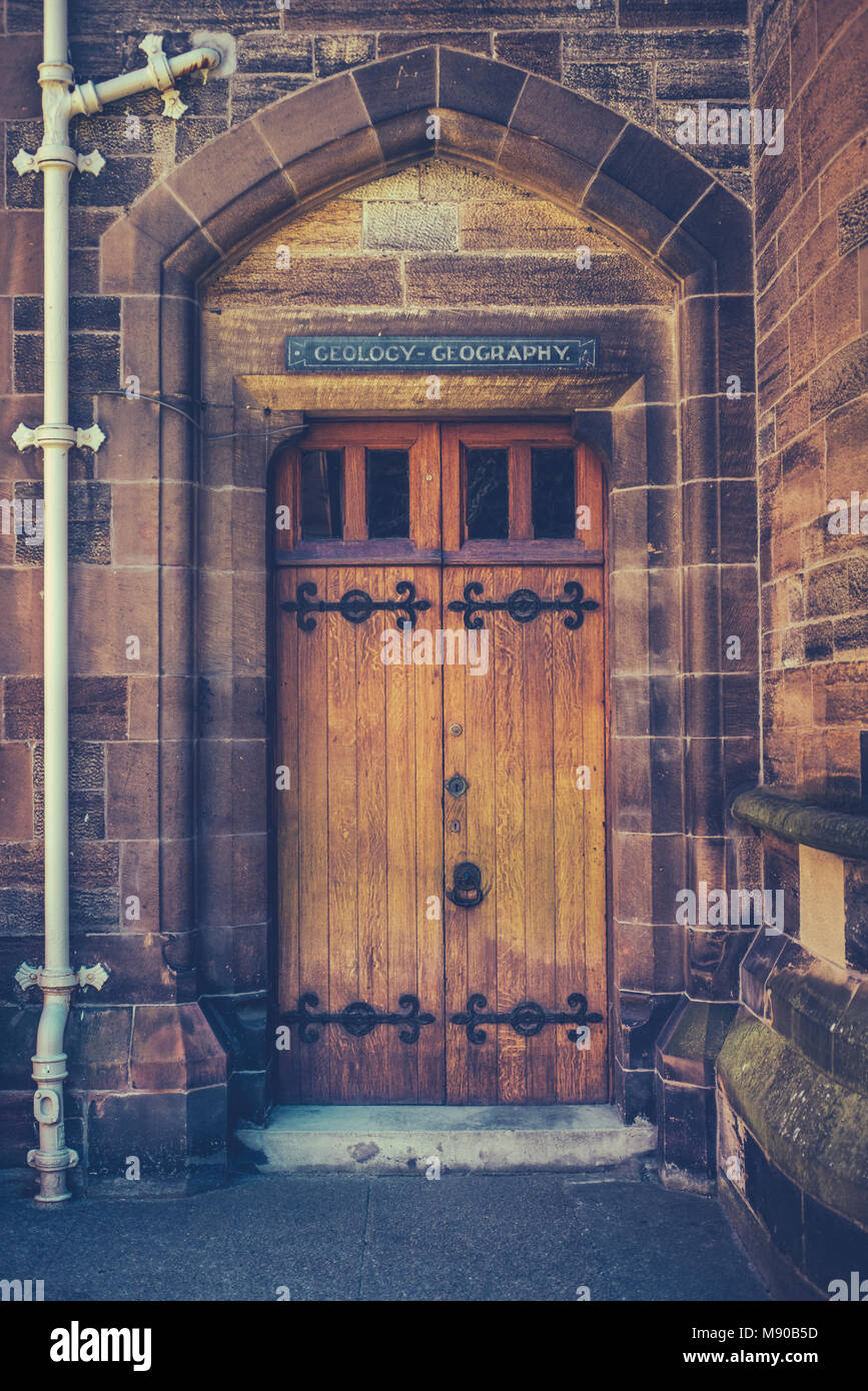 Una vecchia porta di legno a un collegio di una prestigiosa università o a scuola Foto Stock