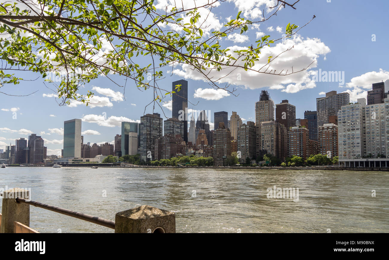 Vista del lato est dello Skyline di Manhattan e East River Foto Stock