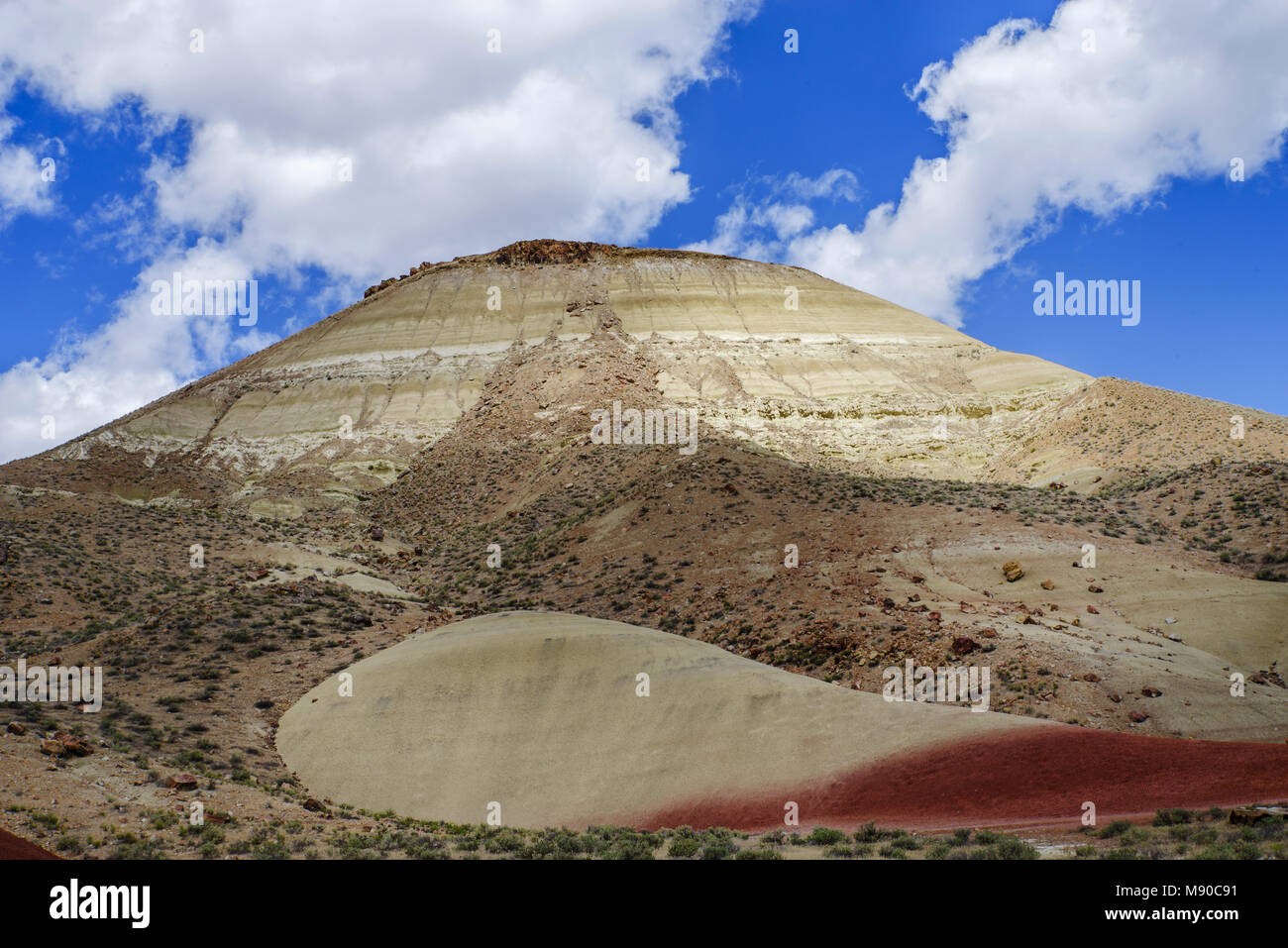 Il dipinto di colline di Oregon mostrano colori creati da diversi strati di terreno depositato sopra eoni. John Day Fossil Beds, Mitchell, Oregon Foto Stock