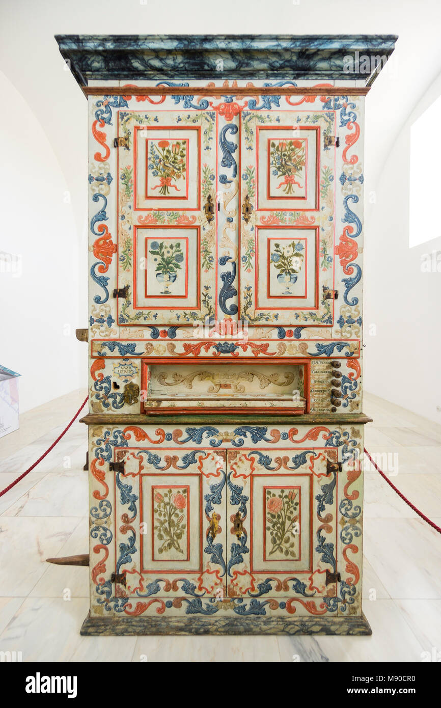Vintage organo a canne in rosso e blu di ornamenti come una unità di visualizzazione nel museo Foto Stock
