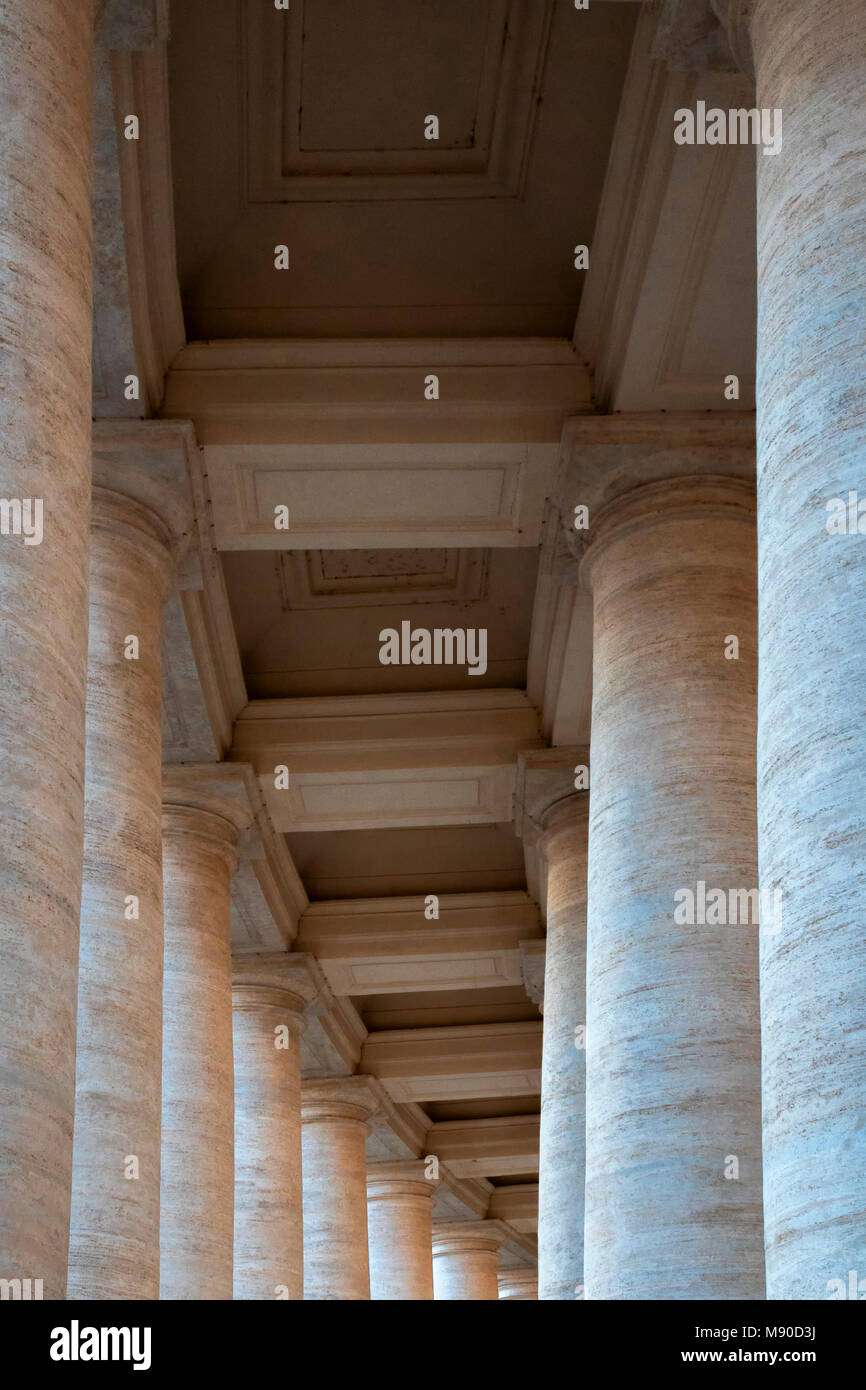 Il colonnato del Bernini presso la basilica di San Pietro a Roma Foto Stock