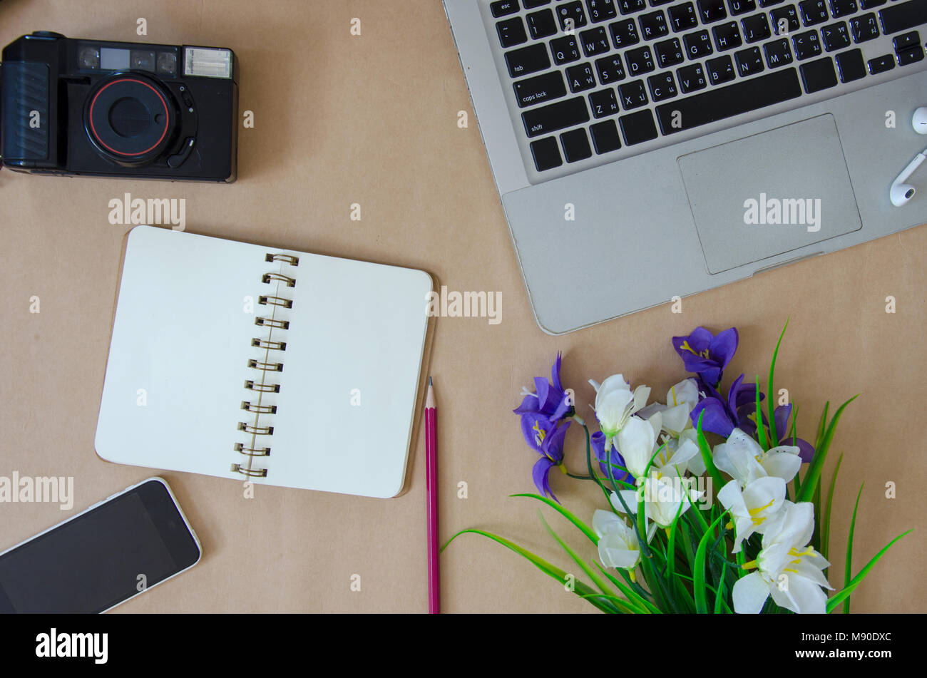 Computer portatili e smartphone ukulele e fiori viola Foto Stock