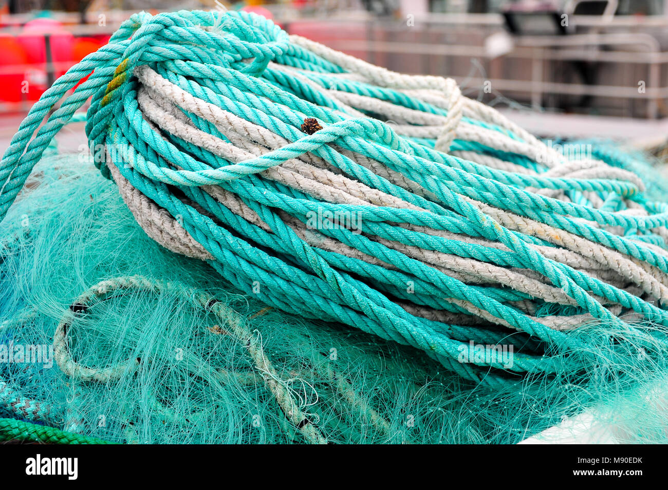 Close up colorato reti da pesca a strascico sul pontile a Kamoyfjord Village, Isola Mageroya, Nordkapp Foto Stock