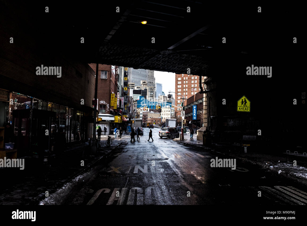 Persone che attraversano un tunnel Foto Stock