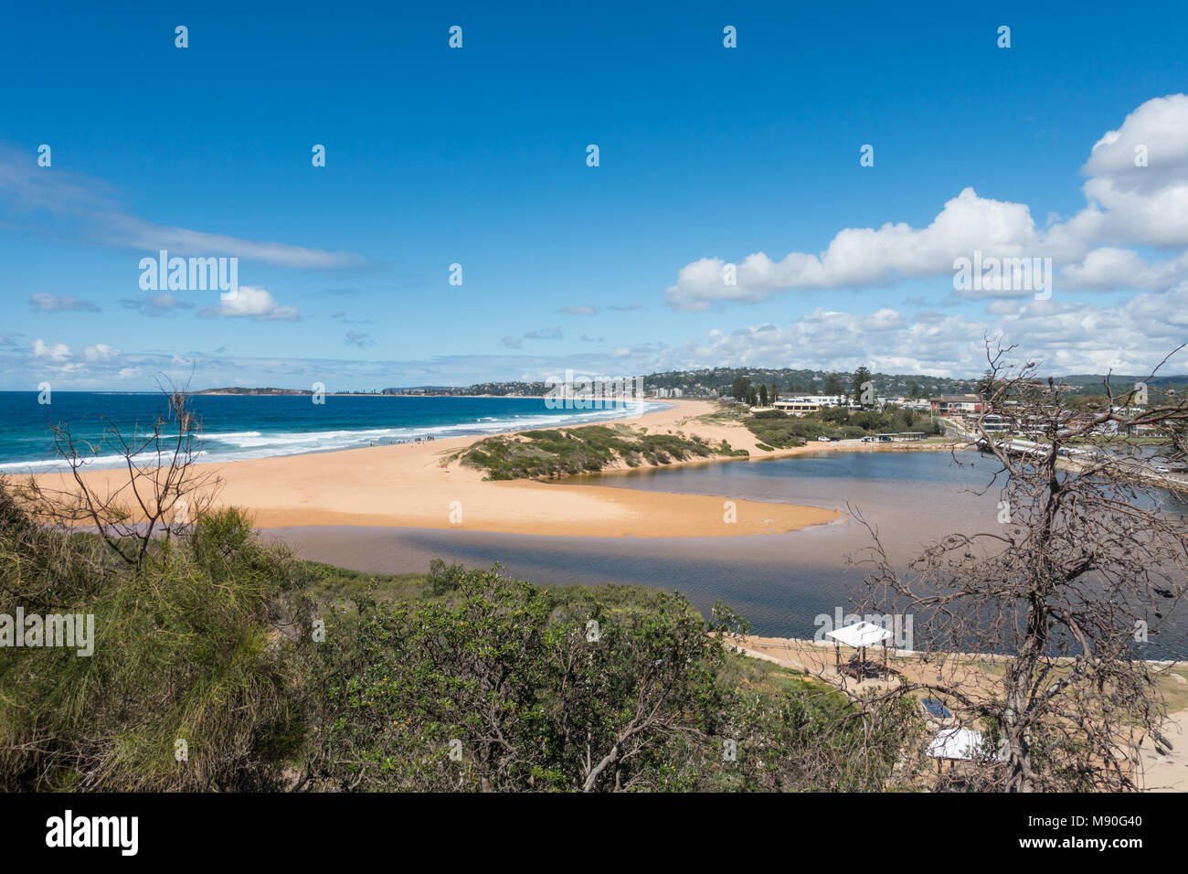 L'oceano fine dei laghi Narrabeen visto da nord Narrabeen testa durante l'autunno nei sobborghi di Sydney NSW Australia. Foto Stock