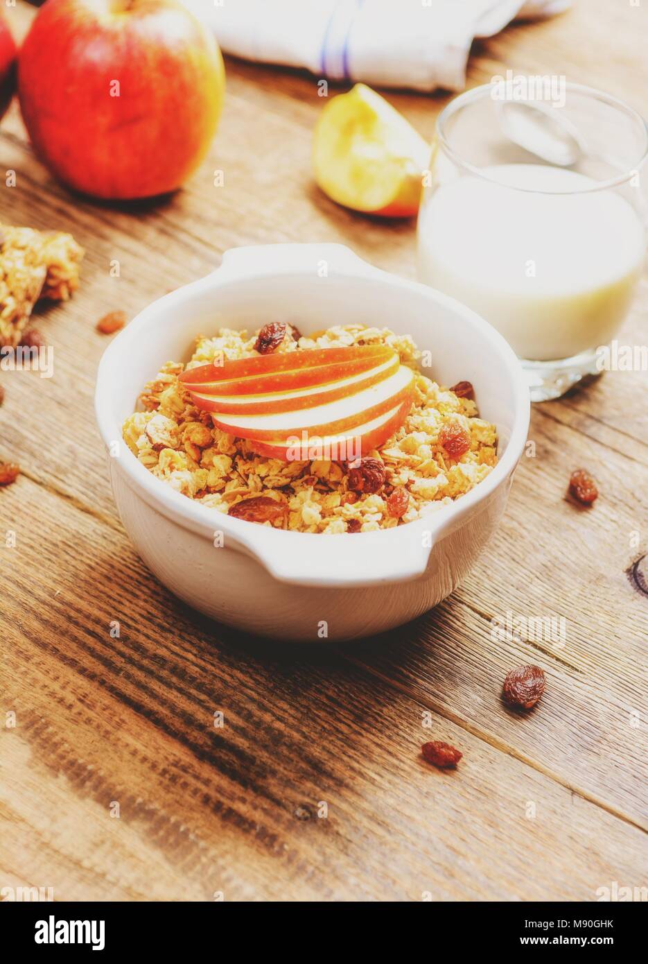 Una sana prima colazione. Muesli con apple,l'uvetta e latte Foto Stock
