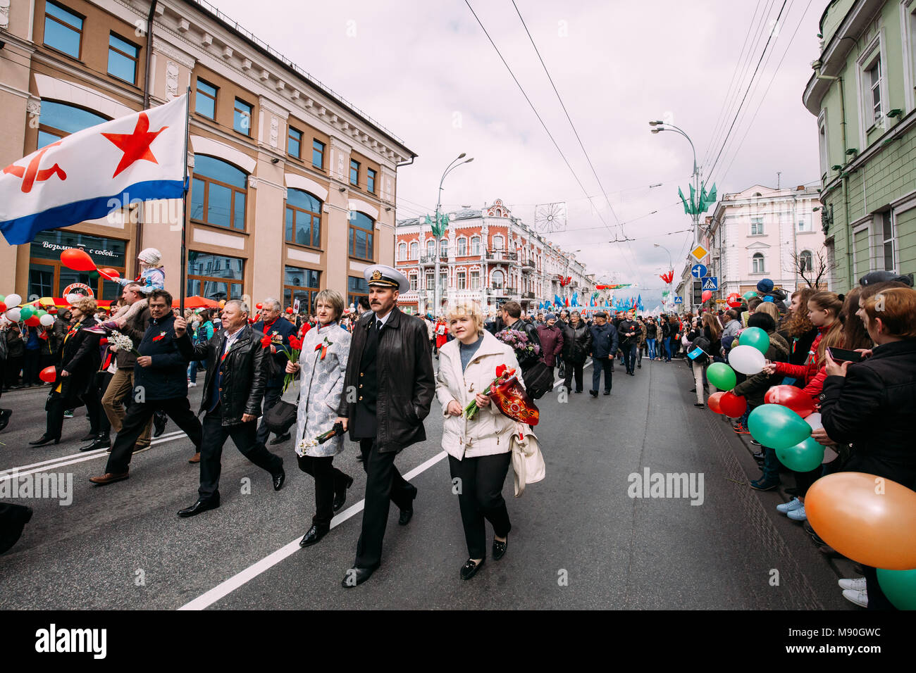 Gomel, Bielorussia. Le persone che partecipano in parata dedicata alla vittoria il giorno 9 maggio. Foto Stock