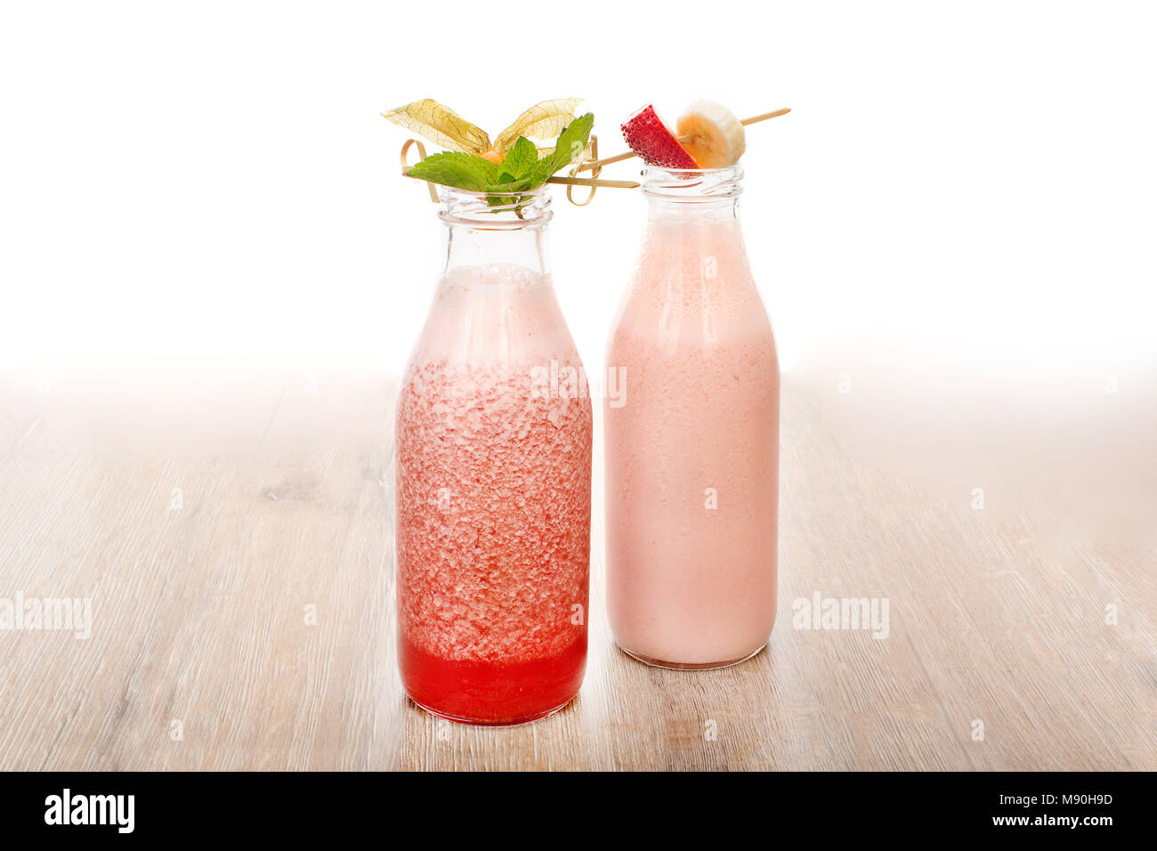 Bella che serve di due cocktail Foto Stock