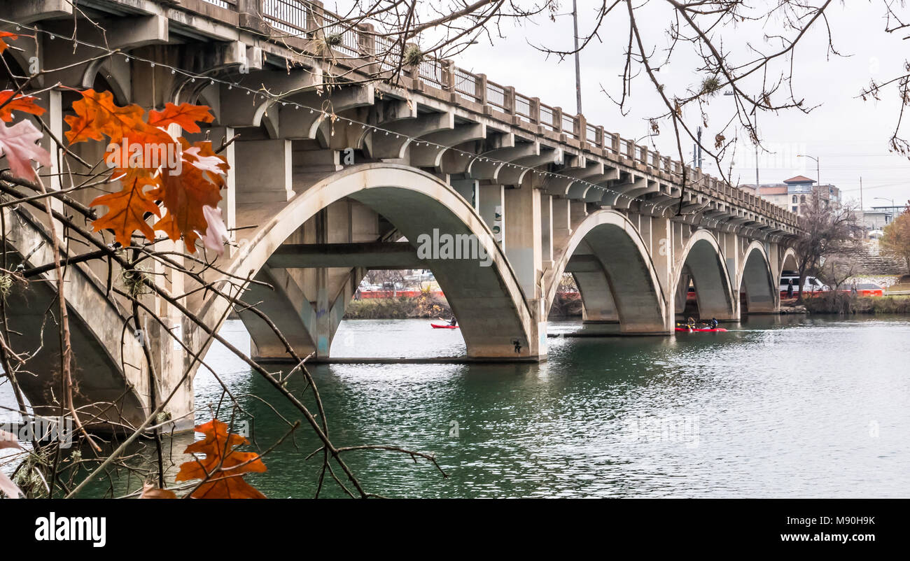 AUSTIN, Texas - 30 dicembre 2017: Kayakers croce sotto il Lamar Boulevard Bridge. Foto Stock