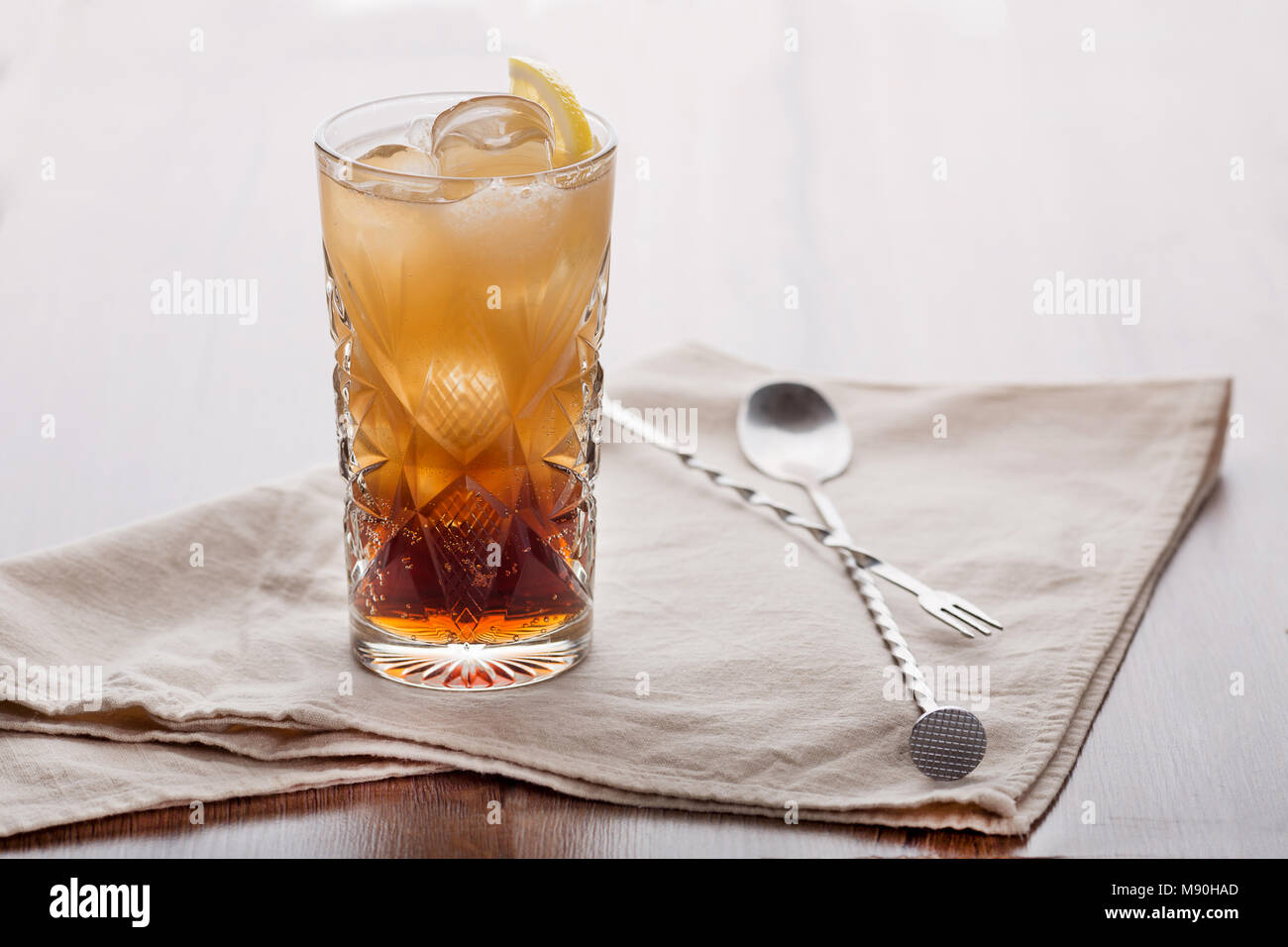 Un tonificante bevanda con una fettina di limone Foto Stock