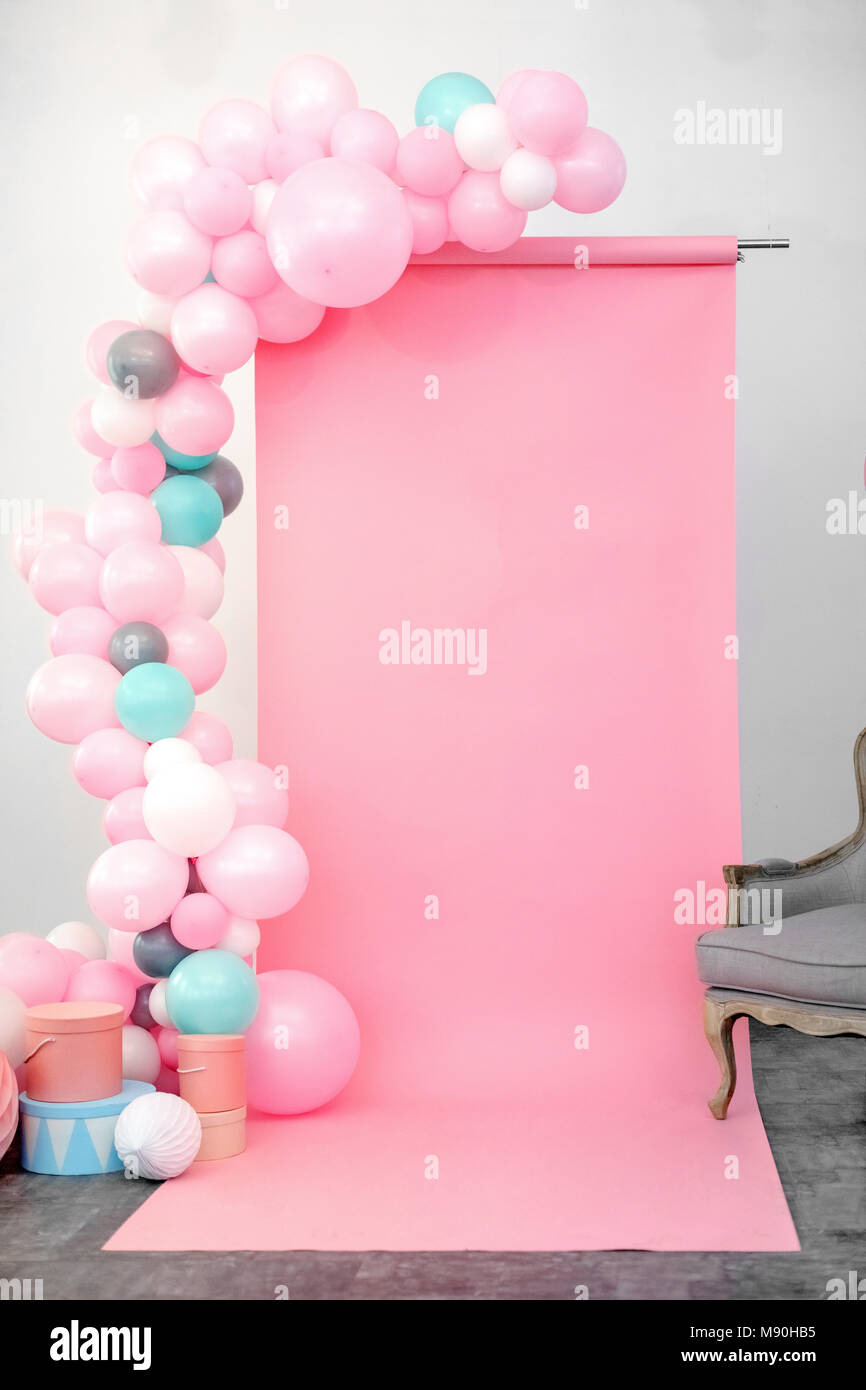 Sfondo rosa decorati palloncini blu studio Foto Stock