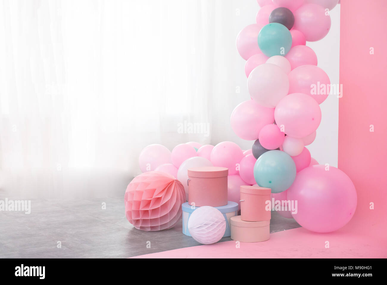 Palloncini rosa e scatole di decorazione Foto Stock