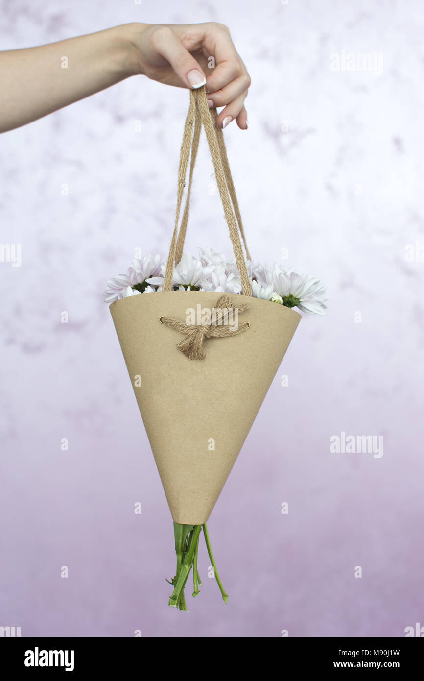 Fiori in beige involucro di carta Foto Stock