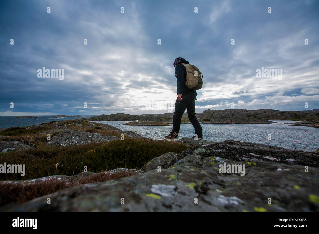 Escursionista alla scoperta dell'isola tjorn, Svezia 2016 Foto Stock