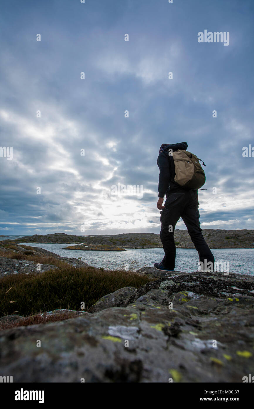 Escursionista alla scoperta dell'isola tjorn, Svezia 2016 Foto Stock
