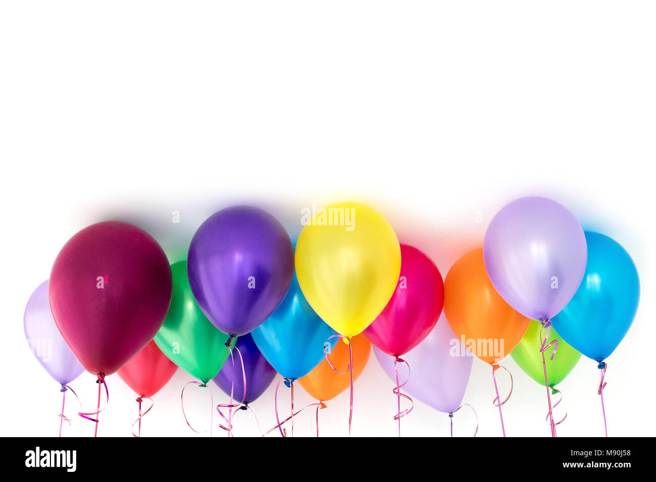 Luminose palloncini colorati sotto il soffitto dello spazio di copia Foto Stock