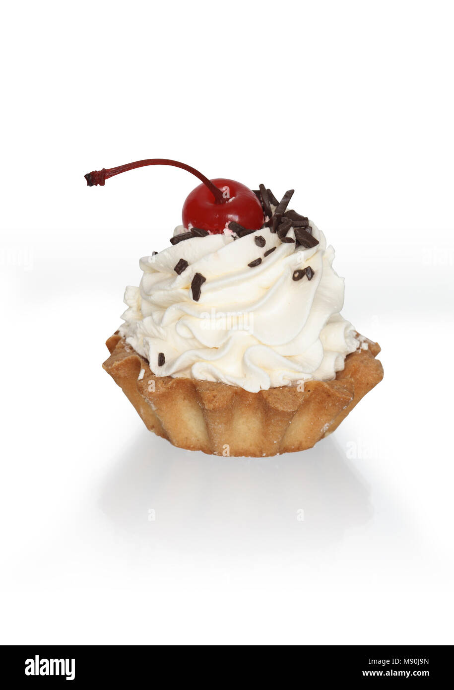 Bella torta con crema e Cherry Berry. Isolato su bianco con tracciato di ritaglio Foto Stock