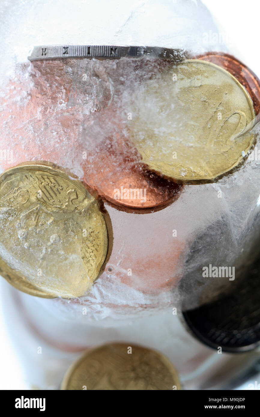 Extreme closeup di monete all'interno del cubo di ghiaccio Foto Stock