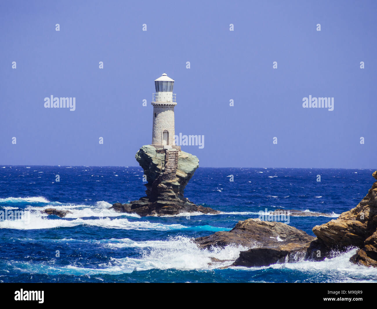 Il bianco faro dell'isola di Andros, Cicladi Grecia Foto Stock