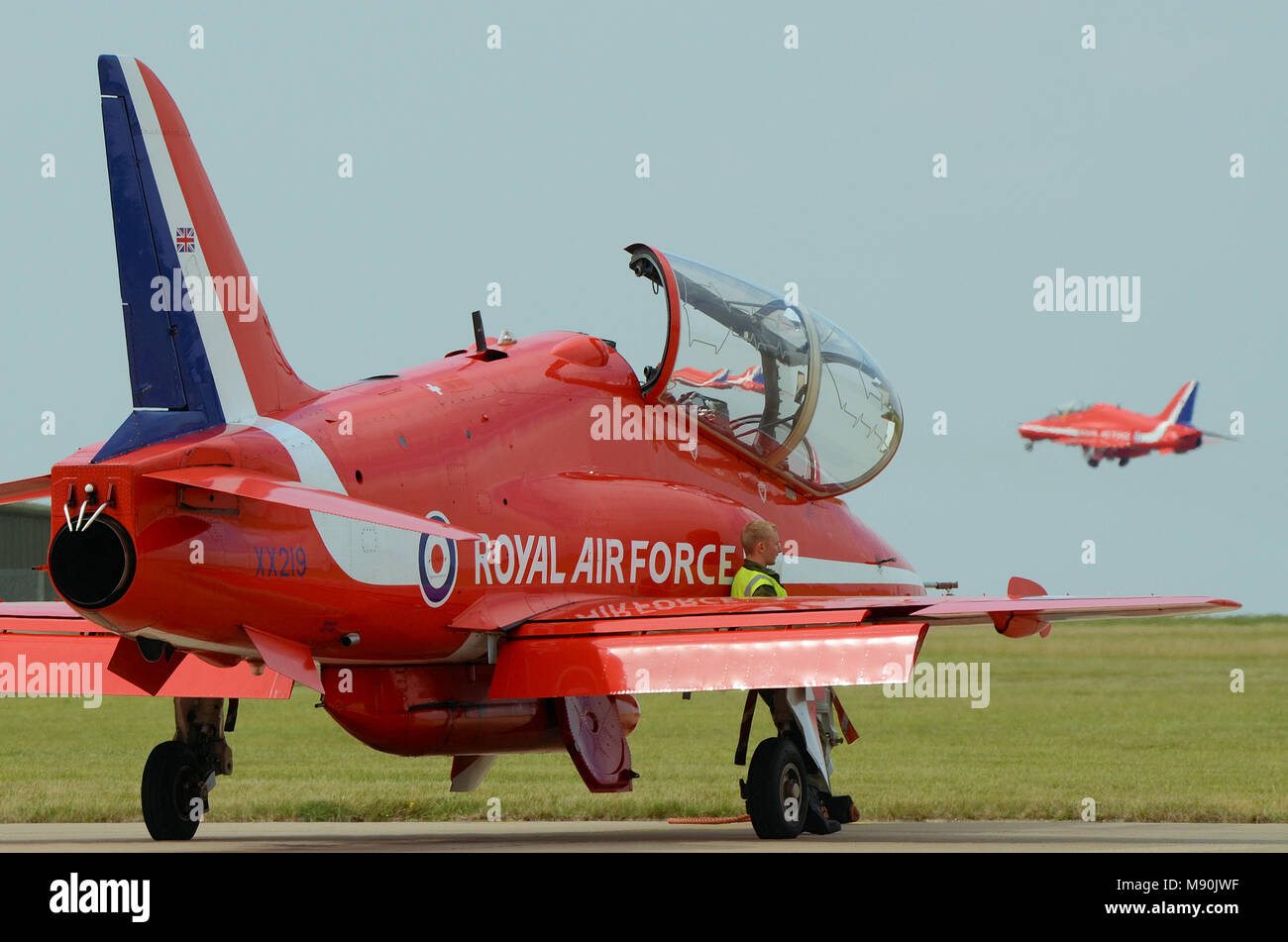 Meccanico ingegnere che guarda i jet delle frecce rosse della Royal Air Force decollare a RAF Scampton con un jet di riserva Foto Stock