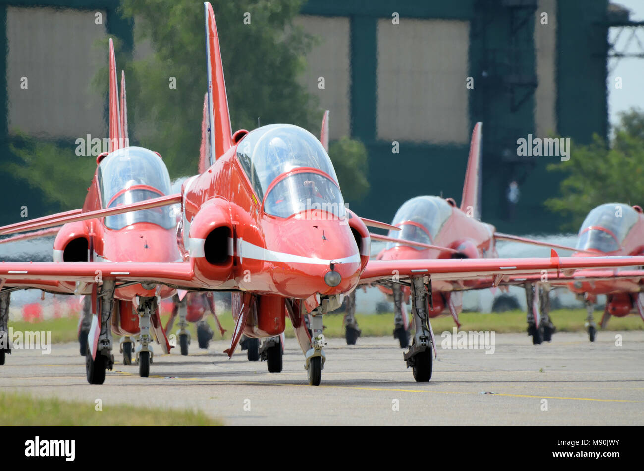 Royal Air Force Red Arrows mostra il team BAe Hawk T1 jet plane che si esibisce al RAF Scampton. Piani in una coda. Foto Stock