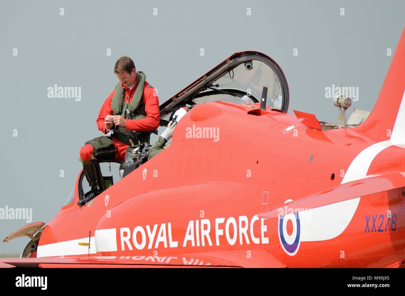 Pilot Jim Turner, quindi il leader del team Red 1 della Royal Air Force frecce rosse arrampicata fuori dalla cabina di pilotaggio di un BAe Hawk T1 piano a getto a RAF Scampton Foto Stock