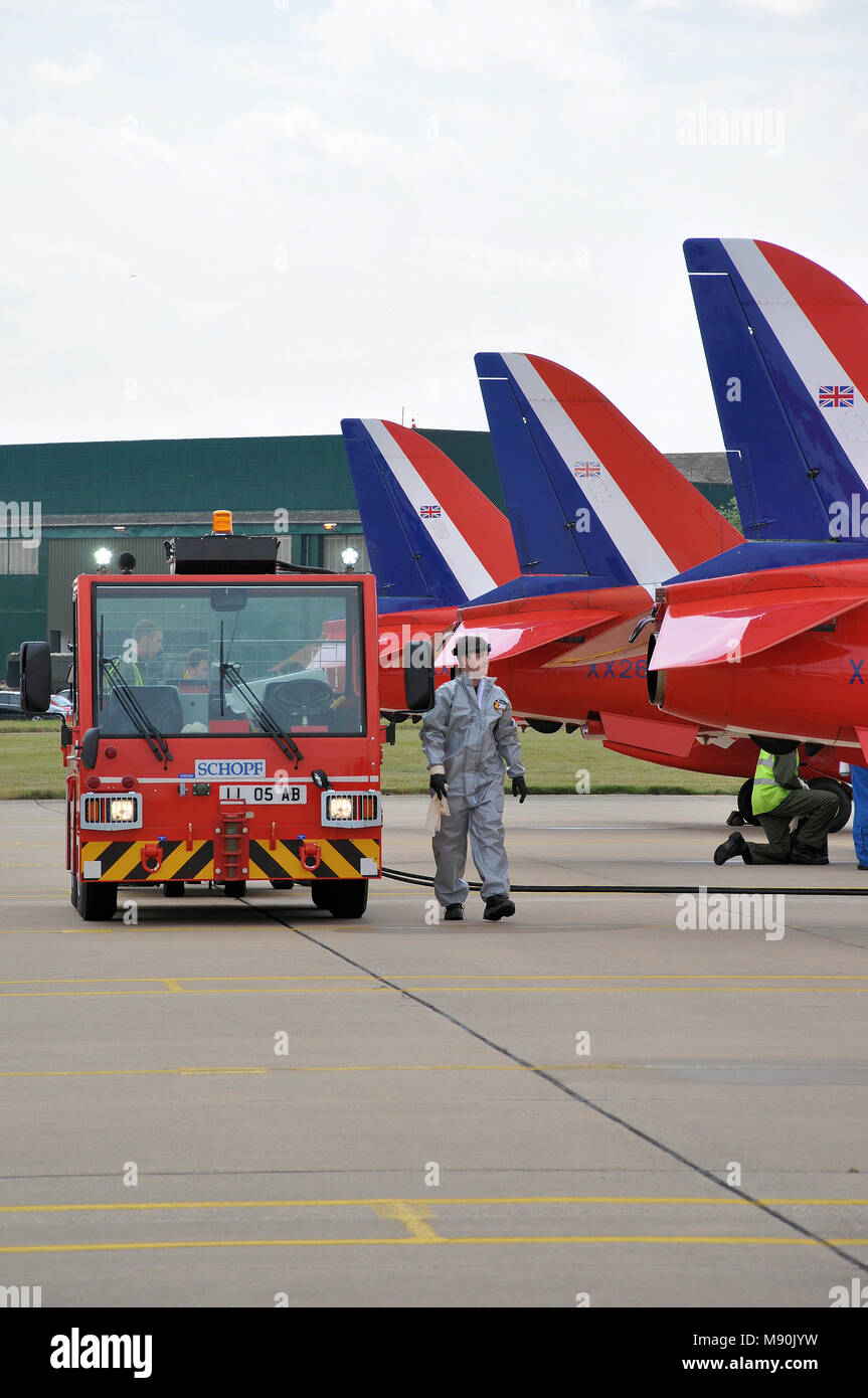 Royal Air Force frecce rosse ingegnere e colorante di fumo support team meccanica a RAF Scampton. Tirare il veicolo. BAe Hawk T1 piano code. Riga. Allineati Foto Stock