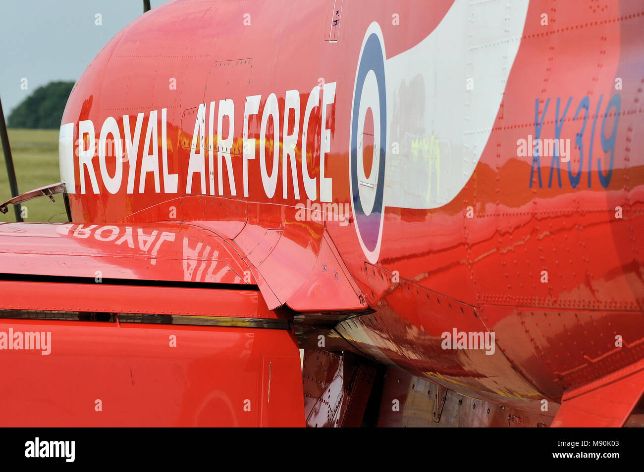 Royal Air Force frecce rosse BAe Hawk T1 piano jet XX319 a RAF Scampton. Lettering aziendale e roundel. Aeromobili rosso Foto Stock