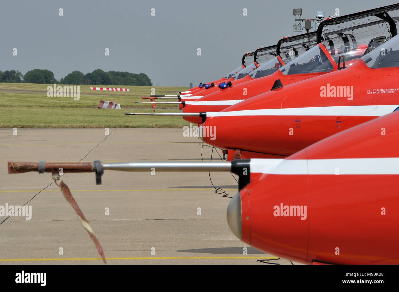 Aerei a reazione della Royal Air Force Red Arrows alla RAF Scampton. Allineati di fila. Nasi. Tubi pitot. Jets Foto Stock